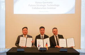 From left to right: Shin Hee-Dong, President of Korea Electronics Technology Institute KETI, Lee Jung-ho, CEO of Rainbow Robotics, Dr. Michael Pausch, Chief Technology Officer Schaeffler Industrial, signs trilateral business agreement to jointly develop AI-based mobile dual-arm robots and corresponding operation technologies for autonomous manufacturing.