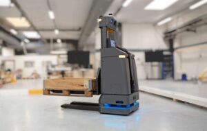image of the mir 1200 pallet jack in motion.